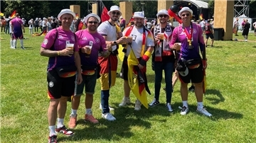 Die Bremerhavener DFB-Fans rund um Dennis Jesionek (rechts), Patrick Temmen (links) und Kai Flathmann (mit Trikot-Nummer 13). Dieses Mal wollen alle das Spiel bis zum Ende sehen. Zu weiteren Krankenhaus-Aufenthalten soll es nicht mehr kommen.