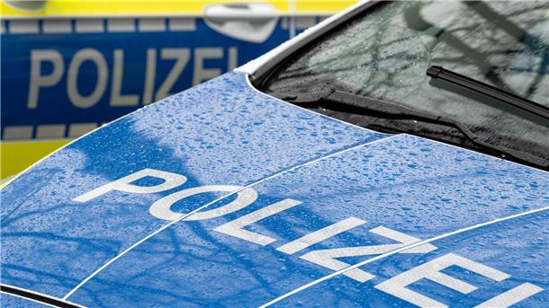 Familienstreit eskaliert in Bremerhaven: Schlägerei an Müllanlage Der Schriftzug „Polizei“ ist auf der Kühlerhaube eines Autos zu lesen