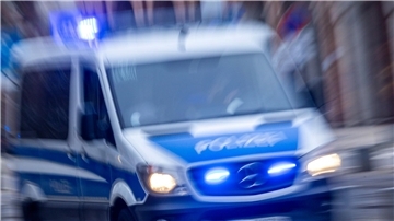 Einem Einsatzfahrzeug mit Blaulicht und Sirene muss Vorfahrt gewährt werden.