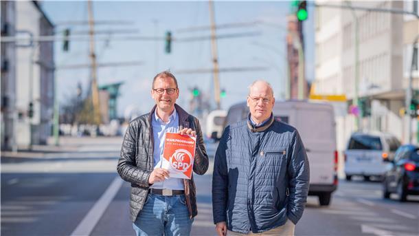Die Bremerhavener Sozialdemokraten Martin Günthner (links) und Sönke Allers stellen das Wahlprogramm ihrer Parteivor. Ein Punkt: Verbesserung der Ampeltaktung, Begrünung und Schwerlastverkehrsminderung auf der Lloydstraße. 