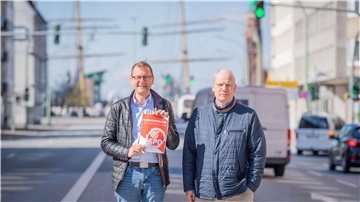 Die Bremerhavener Sozialdemokraten Martin Günthner (links) und Sönke Allers stellen das Wahlprogramm ihrer Parteivor. Ein Punkt: Verbesserung der Ampeltaktung, Begrünung und Schwerlastverkehrsminderung auf der Lloydstraße. 