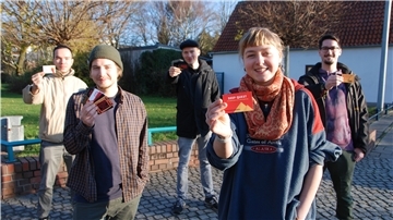 Die Bremerhavener Studenten (von links) Samuel Korzan, Tari Wiencke, Joel von Storch, Selma Niedermeier und Janek Holsten präsentieren ihr Kartenspiel „Deep Quest“.