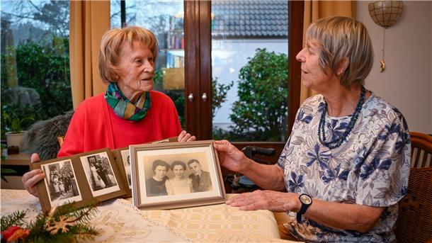 Die Bremerhavenerin Margarete Logemann (links), hier mit Tochter Marlis Scheddin, feiert am Montag ihren 100. Geburtstag.
