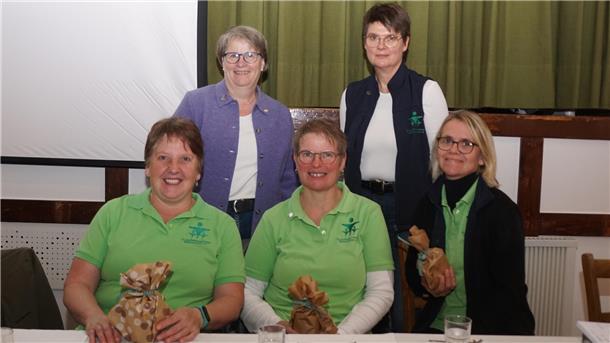 Wenn Mama ausfällt, springt die Dorfhelferin ein Die Bremervörder Landfrauenvorsitzende Andrea Burfeind (hinten links) freute sich, Anke Dittmers (hinten rechts), Annegret Müller (sitzend, von links), Doris Brünjes und Regina Witten von der Dorfhelferinnenstation Bremervörde/Rotenburg beim Landfrauenfrühstück begrüßen zu dürfen.
