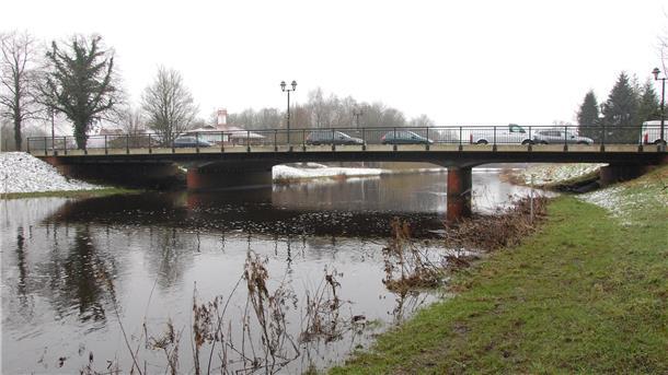 Nachnutzung der alten Ostebrücke: Charmante Idee ohne Chance? Die Bremervörder Ostebrücke soll abgerissen werden. sobald der Brückenneubau fertiggestellt ist. Architekt Lothar Tabery schlug vor, die Brückenpfeiler zu erhalten, um darauf einen Überweg für Radfahrer und Fußgänger zu bauen. In der jüngsten Sitzung des Bauausschusses nahm Baudezernent Frank Quell ausführlich Stellung zu der Idee.