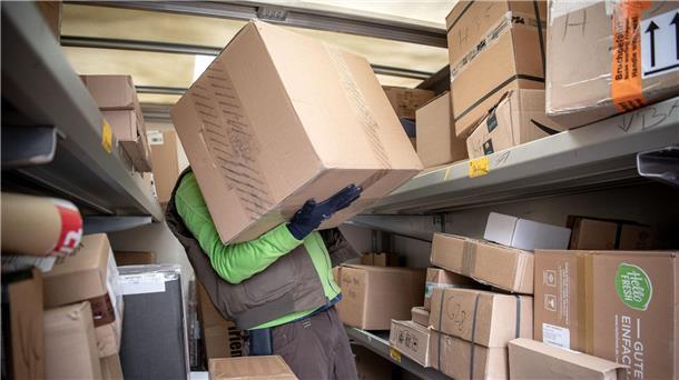 Zehntausende Postler in Berlin: Warnung vor Jobverlust Die Briefmenge schrumpft seit langem, die Paketmengen wachsen dagegen an.