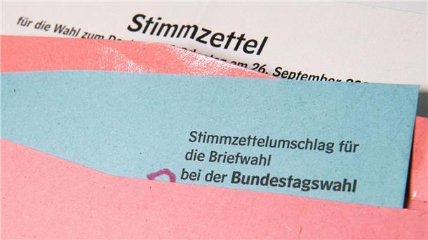 Das Foto zeigt Briefwahlunterlagen für eine Bundestagswahl.