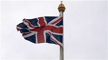 Die britische Flagge weht über dem Buckingham Palace.