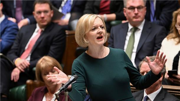 Die britische Premierministerin Liz Truss spricht im britischen Unterhaus bei der wöchentlichen Fragestunde.