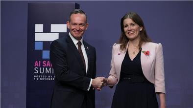 Die britische Technologieministerin  Michelle Donelan (r)  begrüßt Volker Wissing (FDP), Minister für Digitales und Verkehr, auf dem KI-Sicherheitsgipfel.