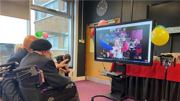 Britische Veteranen feiern 100. Geburtstag per Zoom Die britischen Veteranen Ken Hobbs (links) und Margaret Wilson feiern per Zoom-Anruf gemeinsam ihren 100. Geburtstag.