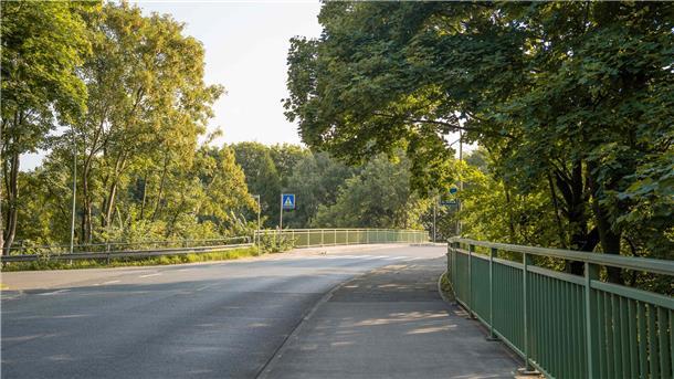 eine von Geländern gesäumte Brücke