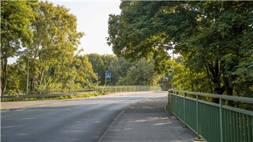 eine von Geländern gesäumte Brücke