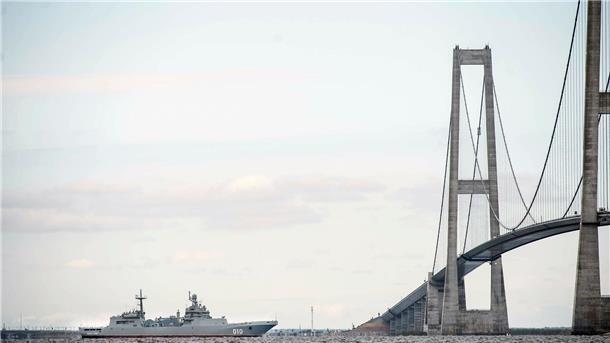 Deutscher spaziert in Dänemark auf riesige Brücke Die Brücke über den Großen Belt - hier ist ein Schiff der russischen Nordflotte unter ihr zu sehen - zählt zu den imposantesten Bauwerken Dänemarks. (Symbolbild)