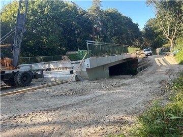 Eine Straßenbrücke