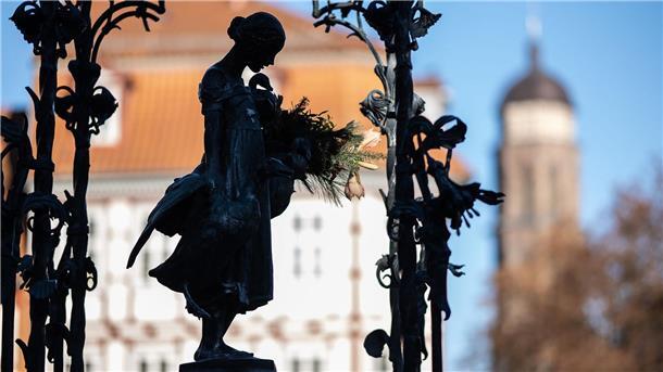 Sanierung des Gänselieselbrunnens hat begonnen Die Brunnenfigur „Gänseliesel“ ist vor dem Turm der St. Jacobi-Kirche zu sehen.