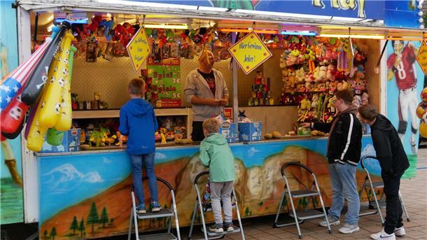 Herbstmarkt in Tarmstedt mit Marktbuden, Karussells und Oktoberfestambiente Die Buden auf dem Herbstmarkt lockten auch die jüngeren Besucher des Herbstmarktes an.