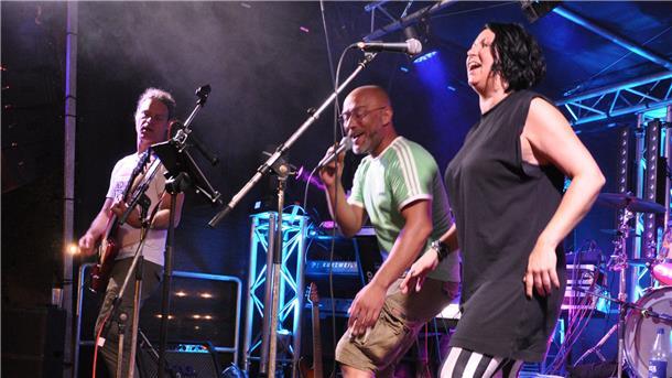 Die Bühne am Peterleeplatz soll Nordenhamer Bands vorbehalten bleiben. Unser Bild zeigt Yeti & The Machines beim Stadtfest 2022.