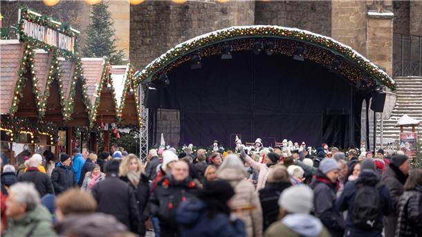 Weihnachtsmärkte protestieren gegen Gema-Kosten Die Bühne auf dem Erfurter Weihnachtsmarkt ist am „Tag der Stille“ leer.