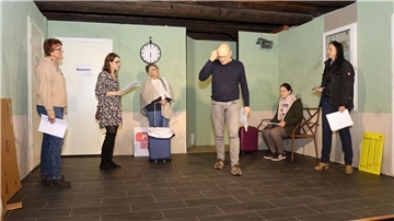 Die Bühne im Heimathaus Uthlede ist aufgebaut, und die Theaterspieler des Heimatvereins können unter realistischen Bedingungen proben