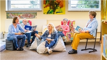 Die Bürgerstiftung Bremerhaven schenkt mit ihrem Projekt "Zeitstifter" Schülern besondere Fürsorge unter anderem bei der Hausaufgabenhilfe. Im Bild (von links): Esther Lindenau, Manfred Schüler, Vanessa Ostendorf, Monika Weerts und Hella Schröder in der Bibliothek der Bremerhavener Goetheschule.