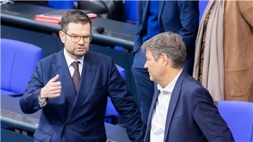 Die Bürokratie soll abgebaut werden: Marco Buschmann macht Druck bei Robert Habeck.