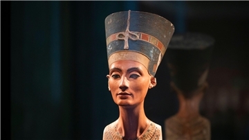 Die Büste der Königin Nofretete (um 1340 v.Chr) im Neuen Museum in Berlin.