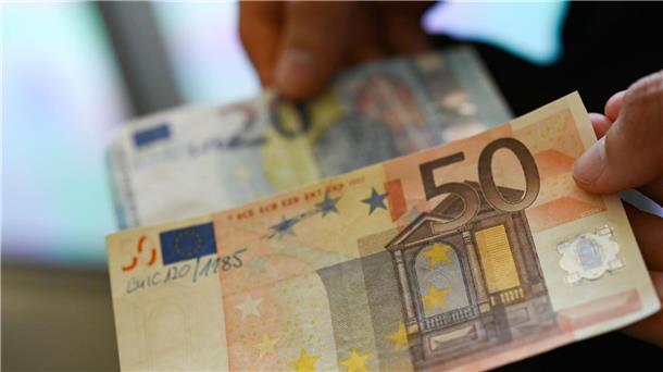 Wieder mehr Falschgeld im Umlauf Die Bundesbank zeigt gefälschte 20-Euro- und 50-Euro-Geldscheine.