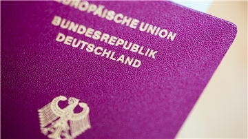 Die Bundesdruckerei, die die Dokumente anfertigt, ist überlastet. Deshalb dauert es, bis neue Reisepässe geliefert werden.