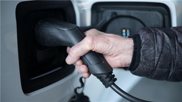 Stromplan der Netzagentur - Verbraucher können Geld sparen Die Bundesnetzagentur schlägt vor, dass bei einer drohenden Netzüberlastung der Strombezug etwa zum Laden eines E-Autos vorübergehend gedrosselt werden darf.