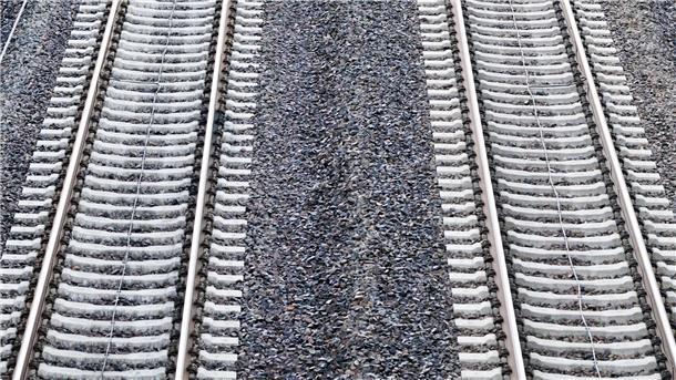 Bundespolizei ermittelt wegen gefährlichen Eingriffs in Bahnverkehr Bahnschienen. Die Bundespolizei bittet nach dem Vorfall auf der Bahnstrecke Lehrte–Cuxhaven in Bad Bevensen um Hinweise zu den Tätern, die Fahrräder auf die Gleise gelegt haben.