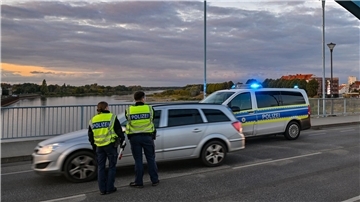 Nach Einlenken Faesers: Stationäre Grenzkontrollen starten  Die Bundespolizei hat am deutsch-polnischen Grenzübergang Stadtbrücke zwischen Frankfurt (Oder) und Slubice mit festen Kontrollen begonnen.