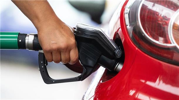 CO2-Preis: Warum Tanken und Heizen teurer werden Die Bundesregierung will den CO2-Preis beim Tanken und Heizen mit fossilen Energien im kommenden Jahr stärker anheben als bisher geplant.