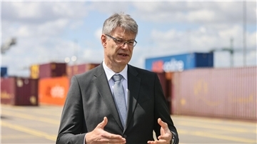 Die Bundesregierung will in den kommenden vier Jahren mit 400 Millionen Euro aus dem Klimafonds den klimafreundlichen Umbau von Häfen und Schiffen fördern, sagt Bundesverkehrsminister Patrick Schnieder (CDU).
