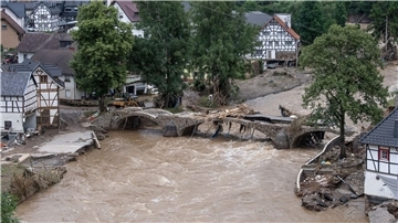 Die Bundesregierung will prüfen, ob sie auch 2024 die Schuldenbremse aussetzen kann. Dabei geht es zuerst um 2,7 Milliarden Euro an Fluthilfen für Opfer der Hochwasser-Katastrophe im Ahrtal.