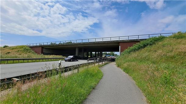 Fotos von der A27-Brücke Wulsdorf: So laufen die Vorbereitungen für den Abriss Die Bundesstraße unter der Autobahn-Brücke wird während der eigentlichen Abrissarbeiten Anfang Juli voll gesperrt.