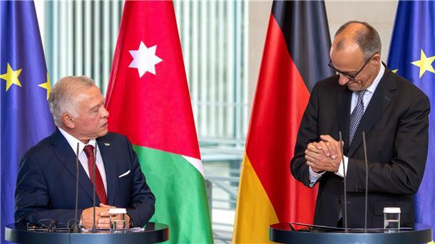 Bundeswehr schickt Flugzeuge für Gaza-Hilfe in Nahen Osten Die Bundeswehr hat nach Angaben von Kanzler Friedrich Merz zwei Transportflugzeuge nach Jordanien geschickt, die dann Hilfsgüter über dem Gazastreifen abwerfen sollen