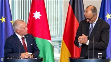 Bundeswehr schickt Flugzeuge für Gaza-Hilfe in Nahen Osten Die Bundeswehr hat nach Angaben von Kanzler Friedrich Merz zwei Transportflugzeuge nach Jordanien geschickt, die dann Hilfsgüter über dem Gazastreifen abwerfen sollen