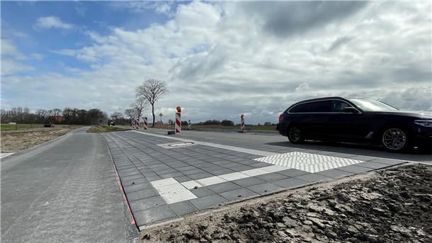 Radweg in Butjadingen: Wer ist Schuld an der 3-Millionen-Panne? Eine Bushaltestelle am Straßenrand. Die Steigung ist deutlich erkennbar.