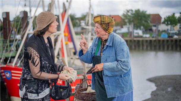 Zwei Frauen in historischen Kostümen im Kutterhafen