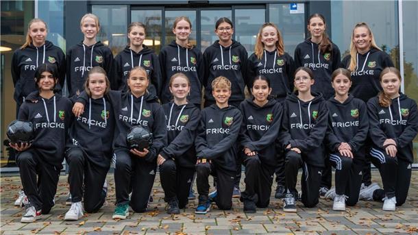 Die C-Juniorinnen des Heeslinger SC mit ihrer Trainerin Manon Müller (hinten rechts).