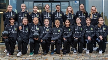 Die C-Juniorinnen des Heeslinger SC mit ihrer Trainerin Manon Müller (hinten rechts).