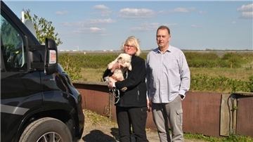 Die Camper Martina und Manfred Krumsiek und Hündin Lina aus Lemgo sind zum ersten Mal in Nordenham.