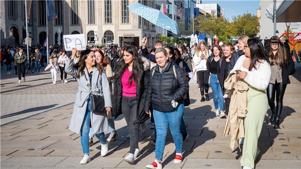 Die Ersties sind los! 600 Studenten machen Bremerhaven unsicher Die Campus-Führungen führen durch die Bremerhavener City.