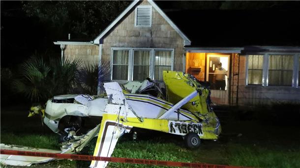 Flugzeug in den USA stürzt vor Haustür ab - Pilot tot Die Cessna stürzte in den Vorgarten