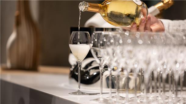 Champagner-Laune lässt nach Die Champagner-Korken knallen seltener in Deutschland. (Symbolbild)