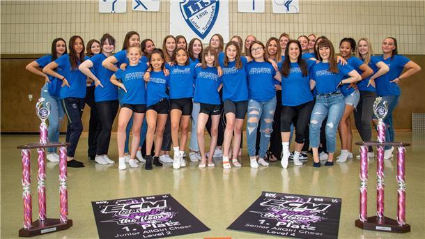 Die Cheerleader der LTS, Juniors und Seniors, mit ihren Pokalen.