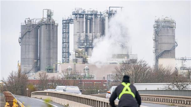 Die Chemiebranche leidet unter teurer Energie und schwacher Konjunktur - die Umsätze sinken. (Symbolbild)