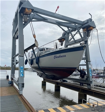 Boot wird mit Kran aus dem Wasser gehoben