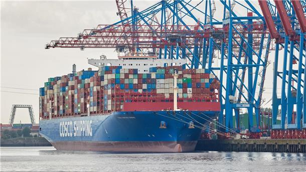 Regierung untersagt häufiger Investitionen aus China Die chinesische Staatsreederei Cosco hat vor wenigen Monaten anteilig ein Terminal des Hamburger Hafens übernommen.